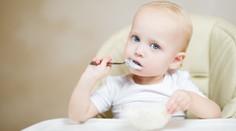 Miska z oblíbeného obchodu málem udusila dívenku. Přisála se jí na tvář