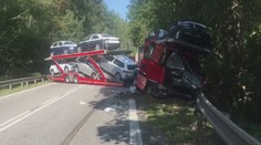 Kamion převážející auta se srazil s dodávkou. Jeden řidič nepřežil
