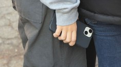 Odborníci radí, jak vám telefon vydrží déle. Škodí třeba noční nabíjení