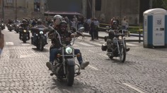 Stovky motorkářů ovládly ulice Prahy. Nechyběla ani spanilá jízda