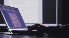 Facebook, Google i Twitter budou bojovat proti dezinformacím. Pomoci má nový kodex