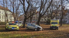Auto skončilo v parku. Řidič byl převezen do nemocnice