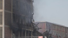 Zničená budova v baťovském areálu měla projít opravou. Riziko dalšího zhroucení trvá