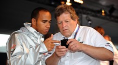 Hamilton už se pustil do práce s Mercedesem, McLaren mu to dovolil