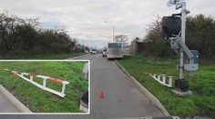 Řidič autobusu vezl děti. Vjel na koleje, k přejezdu se řítil vlak!