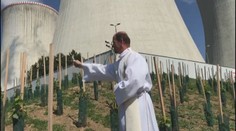 Kněz požehnal "jaderné vinici" u Dukovan! Réva roste pod elektrárnou
