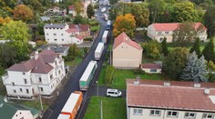 Kolony kamionů ucpaly objízdnou trasu D8. Dopravu v okolí řídí policie