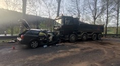 Dvě smrtelné nehody. Audi vjelo pod náklaďák, kamion do cesty motorkáři