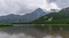 Ohromná bezohlednost, turisté si z ledovcového jezera udělali bazén