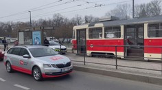 Reportér TV Nova zachránil cestující z hořící tramvaje. O dýmu nevěděli