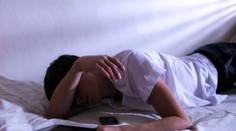 Nabíjíte si mobil přes noc v ložnici? Budete tlustí, varují vědci