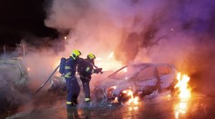Žhář utíkal od ohně s hořícíma rukama. Hledají ho v nemocnicích