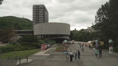 Karlovy Vary chtějí přejmenovat prostor před Thermalem. Hold má vzdát Bartoškovi