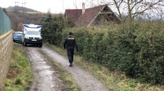 U chaty hrůzy zapalují lidé svíčky. Policie o dvojnásobné vraždě mlčí