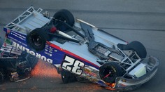 ŠÍLENÉ! Obrovská havárie a jízda po střeše. Závody NasCar ukázaly svou tvář