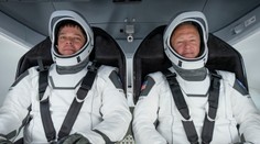 Crew Dragon se připojila k ISS. Astronauti vstoupili na stanici