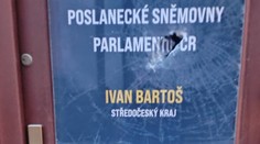 Na kancelář Ivana Bartoše někdo zaútočil sekerou. U dveří ležela černá růže