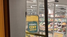 Opilý muž se na Havlíčkobrodsku vloupal do supermarketu, usnul na bednách s pivem
