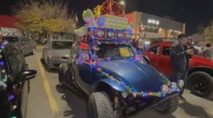 Sněhulák za volantem i medvěd na střeše. Vánočně vyzdobení "brouci" rozzářili ulice