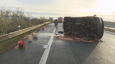 Na D6 se převrátila dodávka se 7 lidmi! Pro zraněné letěl vrtulník