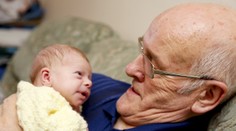 To je tedy něco! Muži (73) a jeho přítelkyni se narodilo druhé dítě