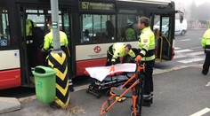 V Praze se srazily dva autobusy MHD, šest zraněných