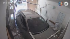 Řidiči se asi pomátli! S autem vjel do paneláku, další lovil vůz z řeky