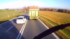 VIDEO: Nebezpečné předjíždění přes plnou čáru. K tragédii chybělo málo