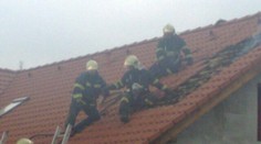Muže z Prahy vyděsily černé fleky na střeše domu. Hasiči se nestačili divit