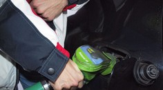 Dobrá zpráva: Nafta a benzín zlevňují, ceny mají klesat i dál!
