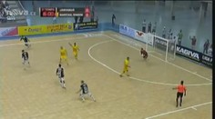 Paráda z futsalu. Patička zády k brance a precizní oblouček