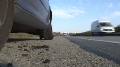 VIDEO: Desítka aut si na D1 prorazila pneumatiky