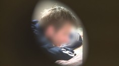 Psychopat se zabarikádoval v bytě. Policie ho sledovala kukátkem
