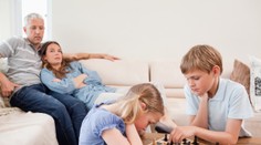 Jsou chytřejší prvorození nebo to je jen pověra? Studie dala odpověď