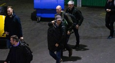 Harry se vrátil do Británie, brzy už bude bez titulu. Meghan s ním není