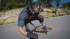 VÍKEND: Šílený sjezd na longboardu rychlostí 130 km/h