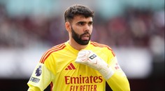 Hvězda Arsenalu se převlékla za letušku, během cesty obsluhovala pasažéry