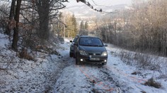 VIDEO: Řidič vyskočil během jízdy a utekl do lesa