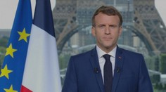 Macron žaluje fotografa. Zlobí se za snímek v plavkách na vodním skútru