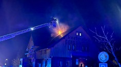 U požáru penzionu v Horní Malé Úpě zasahovalo šest jednotek hasičů, lidé stihli dům opustit