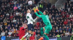 Nesnášíme tě, vypadni! Fanoušci útočí na Vaclíka po zákroku na Ronalda
