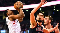Satoranského Bulls prohráli o koš, Bucks v souboji lídrů zdolali Toronto