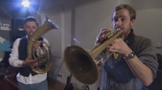 VÍKEND: Guerilla dechovka i opera v kavárnách