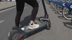 Španělsko zpřísní pravidla. Na koloběžce nově jen s helmou
