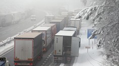 Kvůli hromadné nehodě byla celý den uzavřena dálnice D8, čtyři zranění