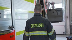 Požár v obci Návsí: Hasiči našli v domě mrtvého člověka, jeho psa zachránili