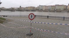 Plavání, surfování i plavba na člunu. Lidé při povodních riskují své životy