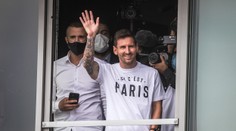 Tisíce lidí vítaly v Paříži Messiho, v Barceloně sundali jeho podobiznu