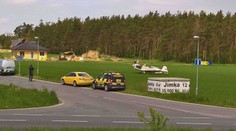 VIDEO: Letadlo nouzově přistálo u Mladé Boleslavi, tlačili ho vesnicí