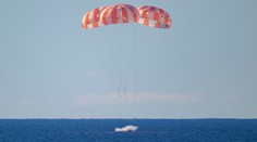 Konec historické mise: Astronauti zvládli nejriskantnější část cesty a jsou zpět
